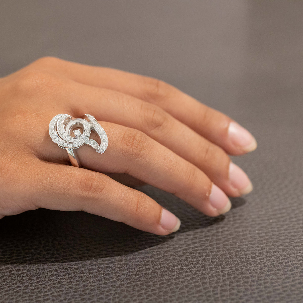 Precious Spiral Ring in 18KT White Gold and Brilliant Cut Diamonds. Central Diamond 0.15kt