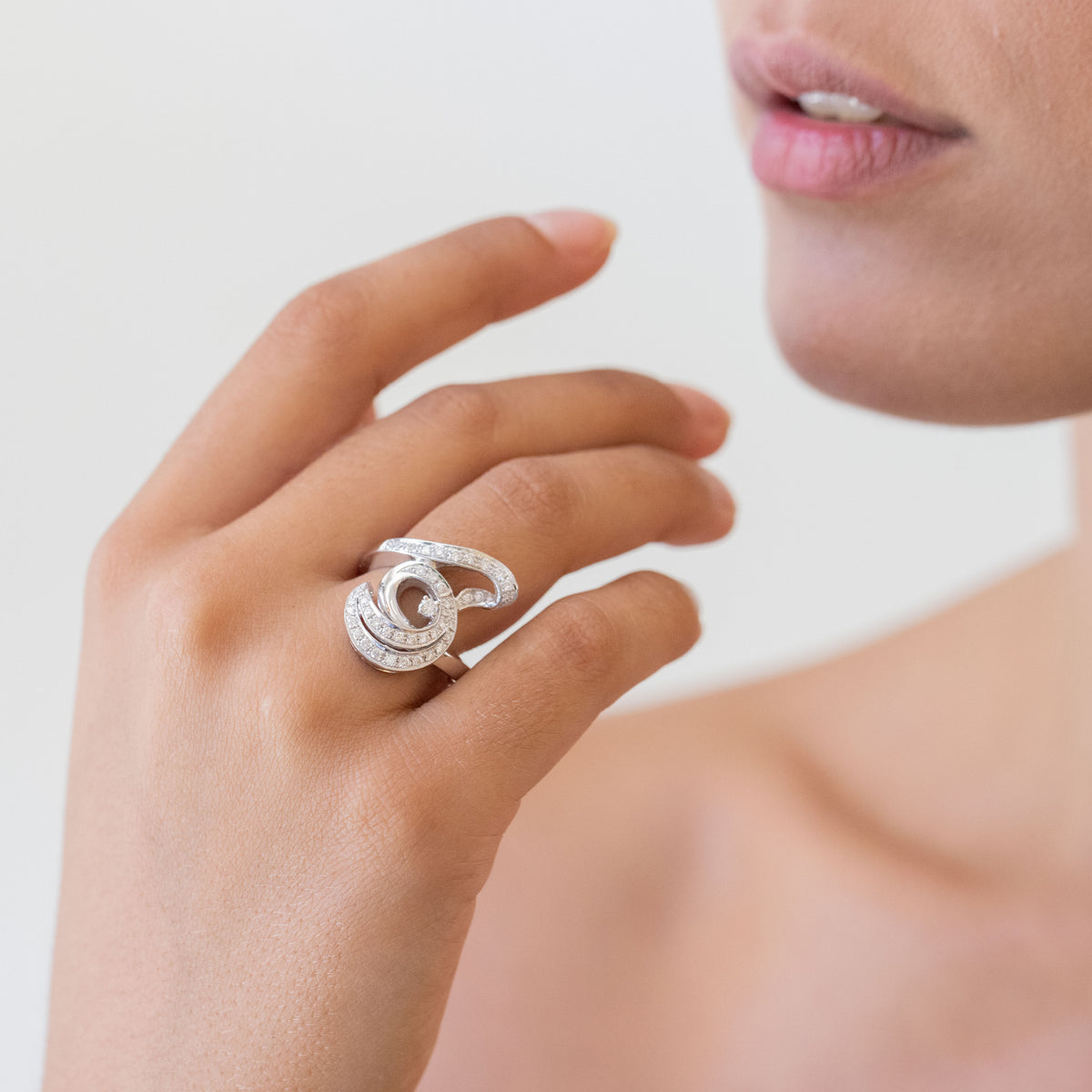 Precious Spiral Ring in 18KT White Gold and Brilliant Cut Diamonds. Central Diamond 0.15kt