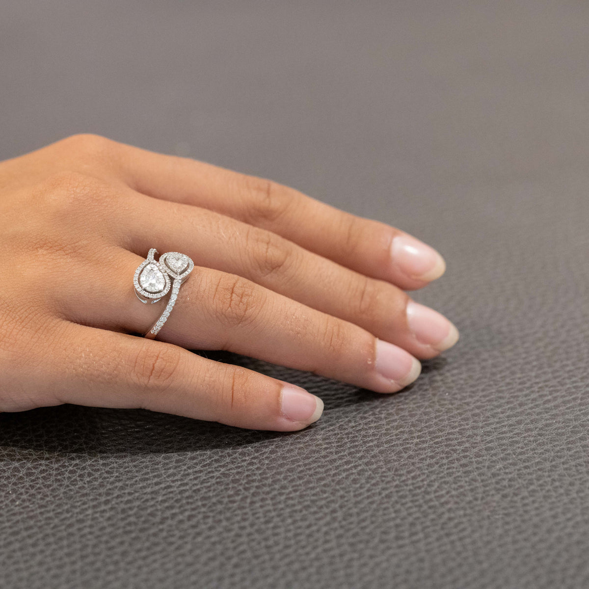 Anello Contrariè in Oro Bianco 18KT di Forma a Goccia con Diamanti Taglio Rotondo Brillante in Pavè
