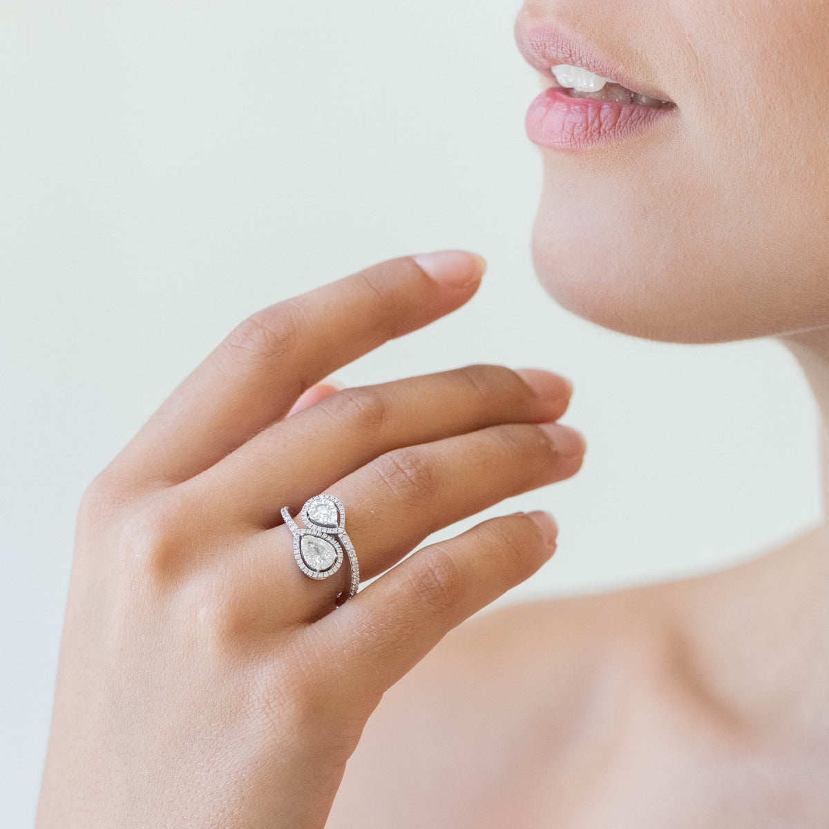 Anello Contrariè in Oro Bianco 18KT di Forma a Goccia con Diamanti Taglio Rotondo Brillante in Pavè
