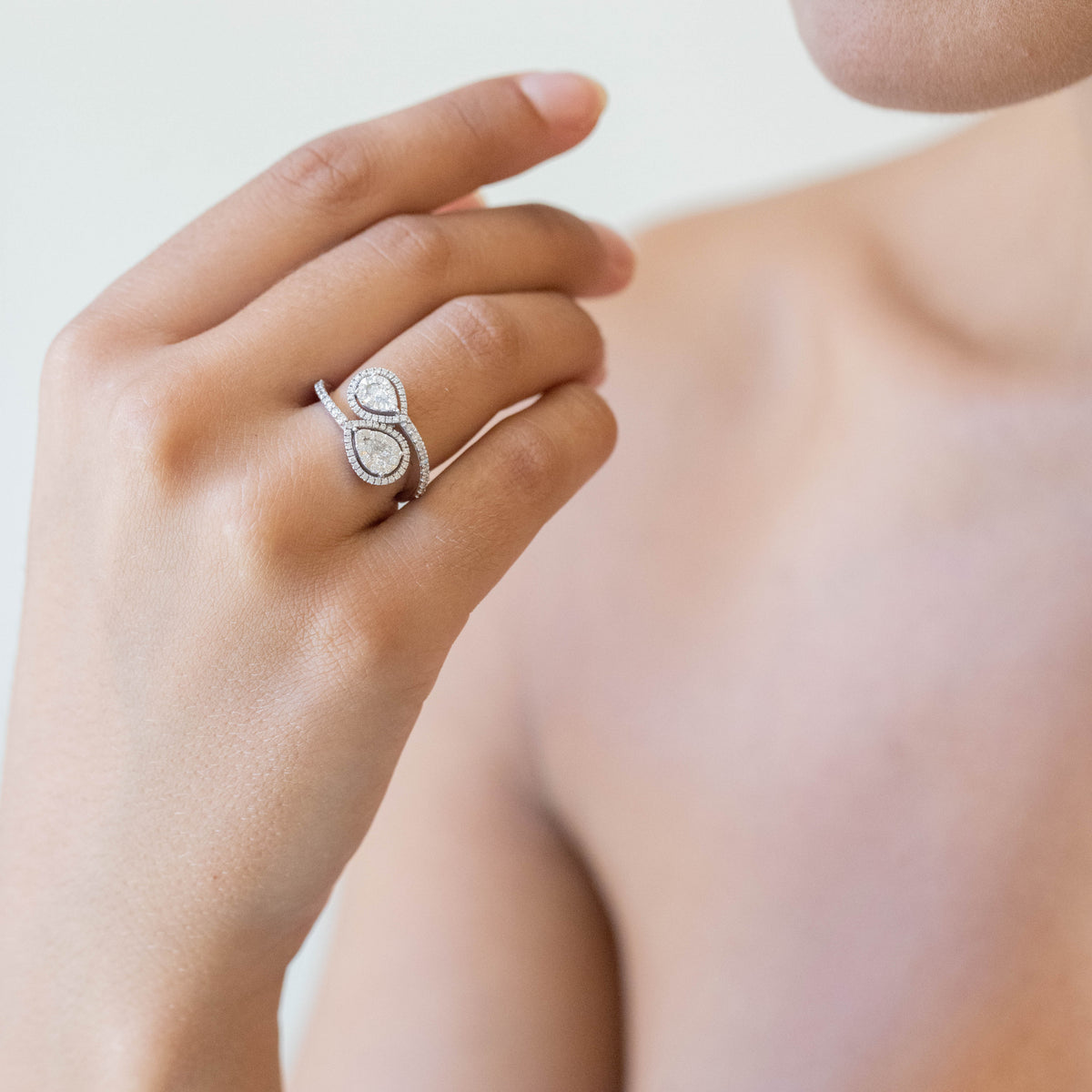 Anello Contrariè in Oro Bianco 18KT di Forma a Goccia con Diamanti Taglio Rotondo Brillante in Pavè
