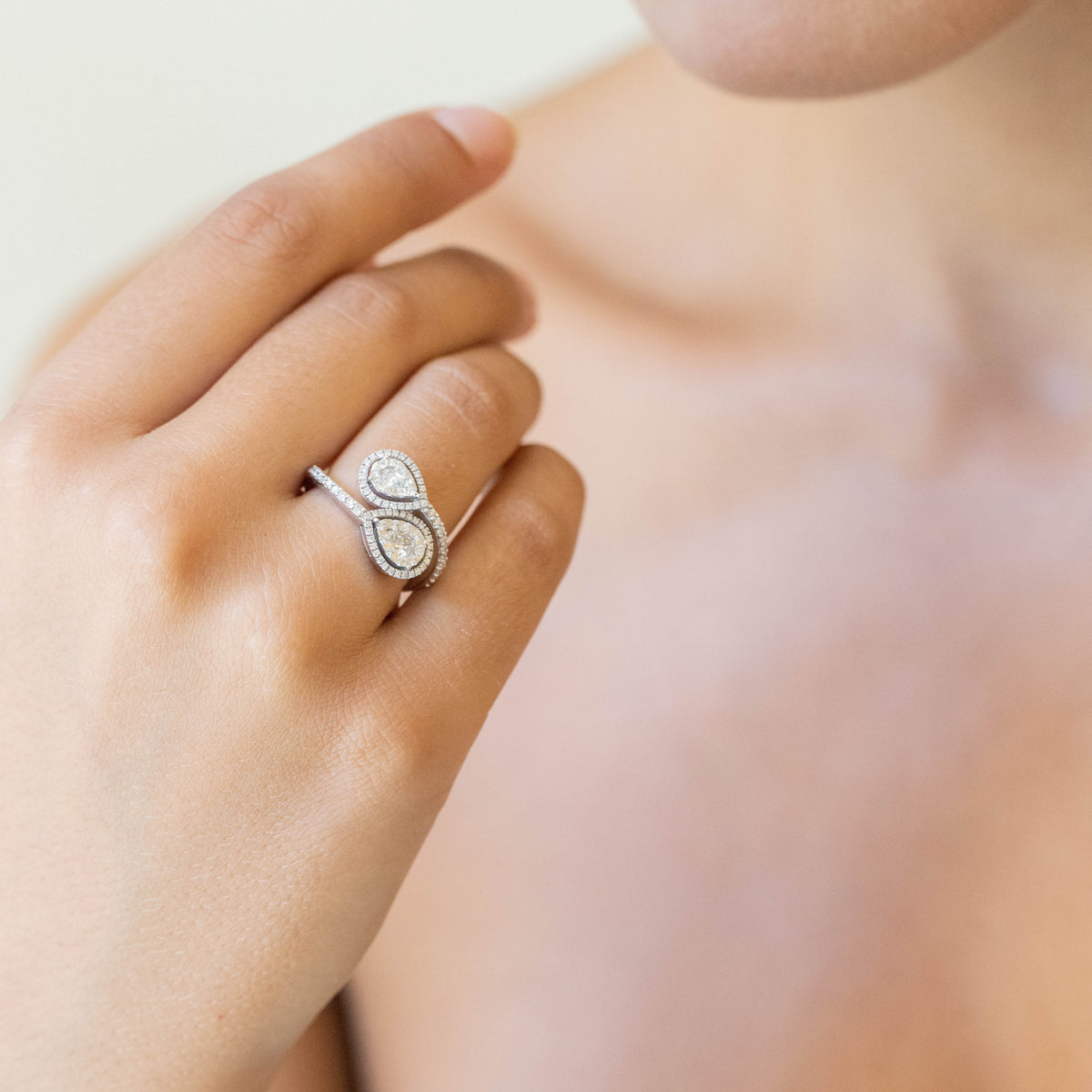 Anello Contrariè in Oro Bianco 18KT di Forma a Goccia con Diamanti Taglio Rotondo Brillante in Pavè