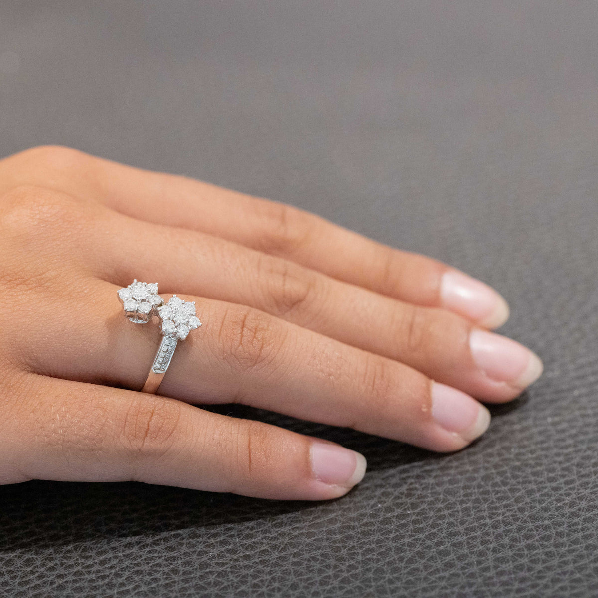 Anello Contrariè Stelle Cadenti in Oro Bianco 18KT con Diamanti Taglio Brillante