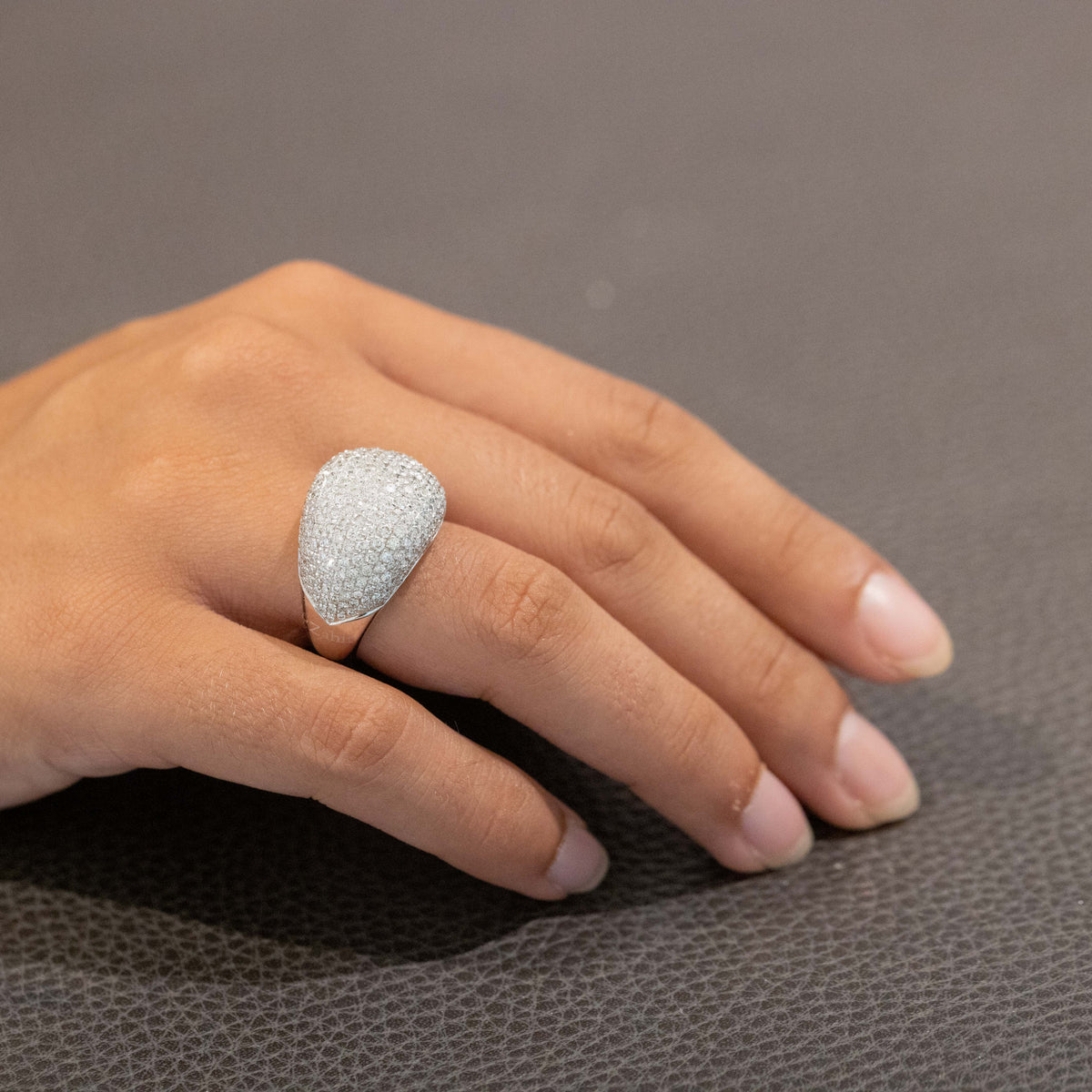 18kt White Gold Band Ring with Brilliant Cut Diamonds
