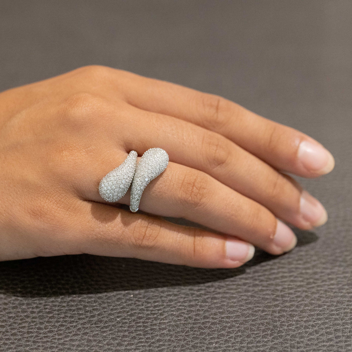 Contrariè Ring in 18kt White Gold and Diamonds