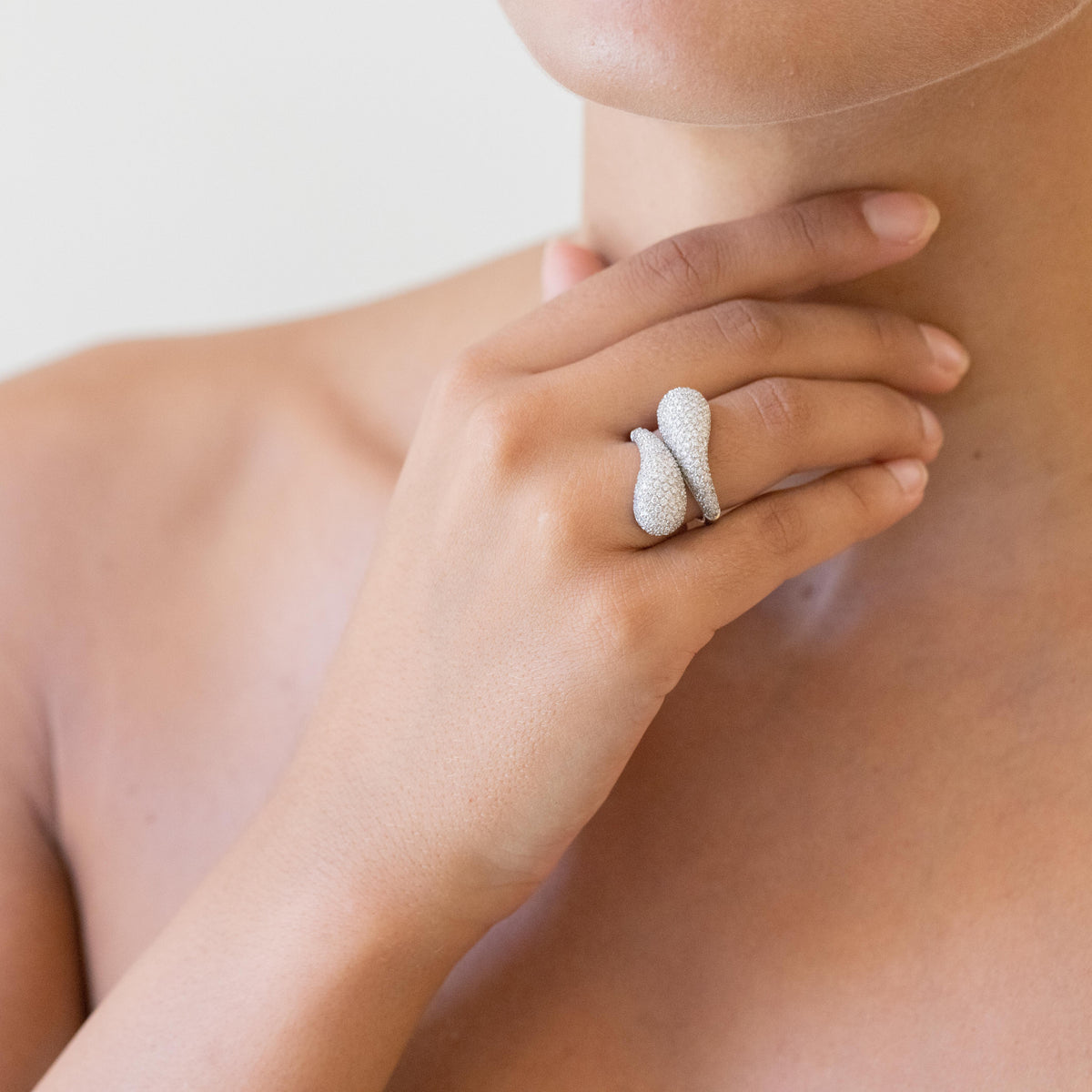 Contrariè Ring in 18kt White Gold and Diamonds