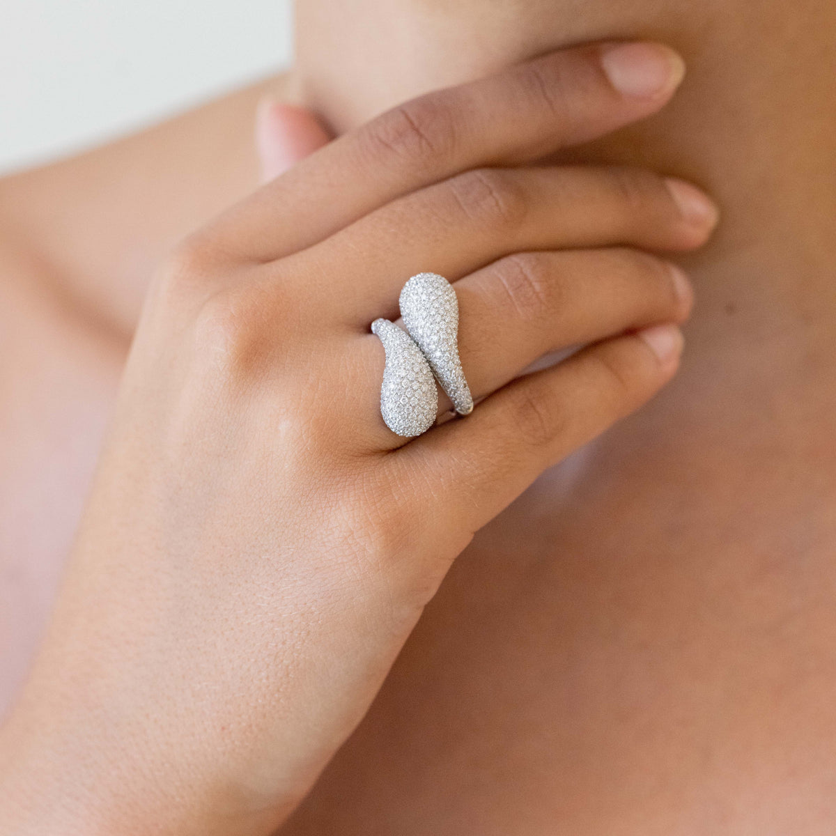 Contrariè Ring in 18kt White Gold and Diamonds