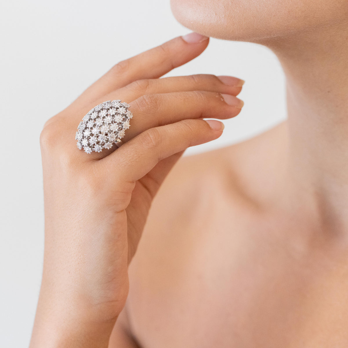 Anello Fascione in Oro Bianco 18 kt con trame a forma di Margherite in Diamanti Taglio Brillante