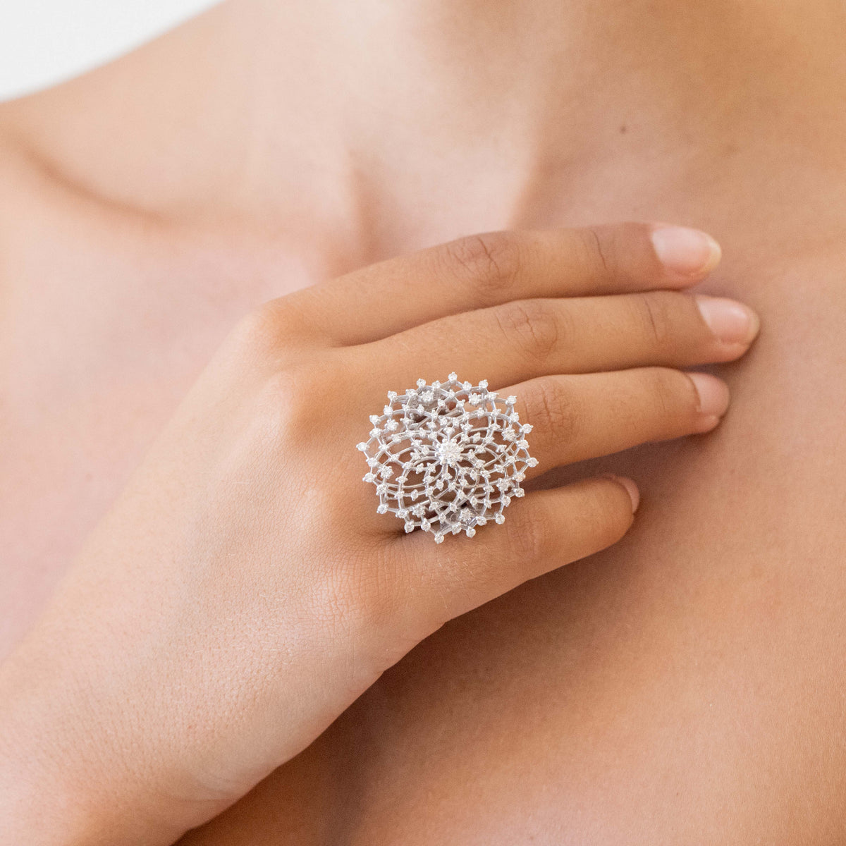 Aurora Comet Ring in 18 kt White Gold with 0.31 kt Central Diamond and 1.71 kt Diamonds