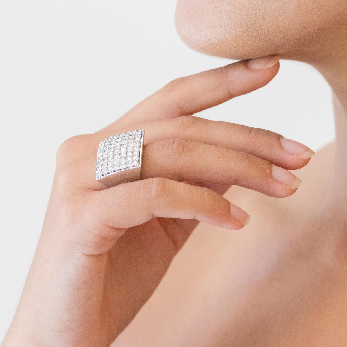 Anello Forma Quadrata in Oro Bianco 18KT con Diamanti Taglio Rotondo Brillante in superficie