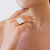 Anello Forma Quadrata in Oro Bianco 18KT con Diamanti Taglio Rotondo Brillante in superficie