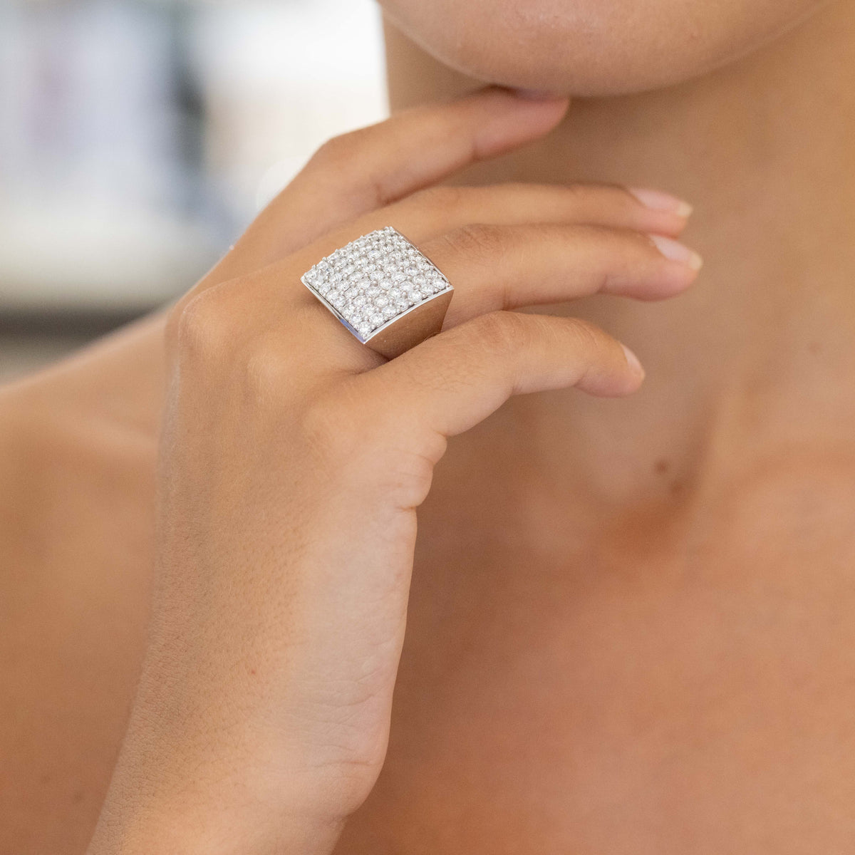 Anello Forma Quadrata in Oro Bianco 18KT con Diamanti Taglio Rotondo Brillante in superficie