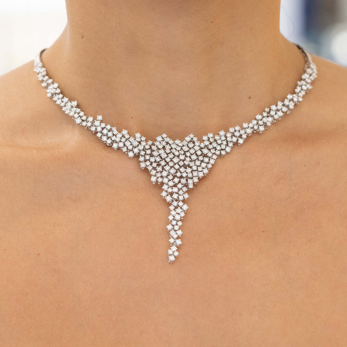 Collana Collier Cascata di Diamanti in Oro Bianco 18KT e impregnata di Diamanti Taglio Rotondo Brillante