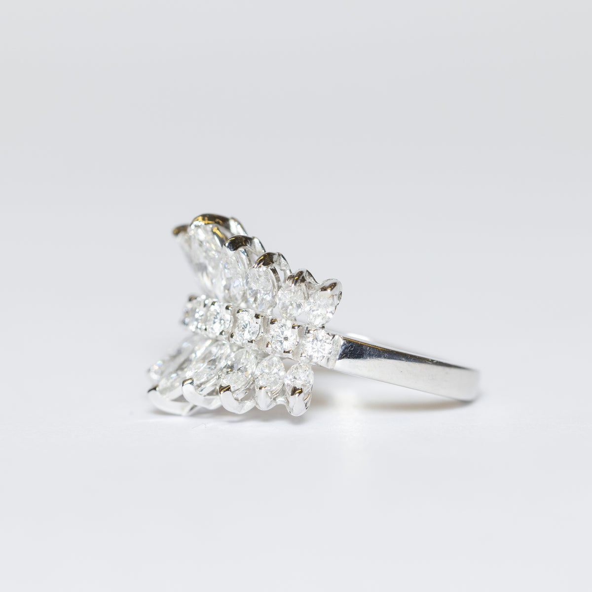 Anello in Oro Bianco 18 kt con Diamanti Taglio Brillanti Centrali e Diamanti Taglio Pera Laterali