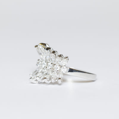 Anello in Oro Bianco 18 kt con Diamanti Taglio Brillanti Centrali e Diamanti Taglio Pera Laterali