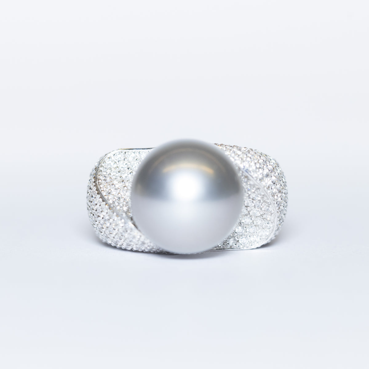 18kt White Gold Band Ring with Central Tahitian Pearl and Diamonds