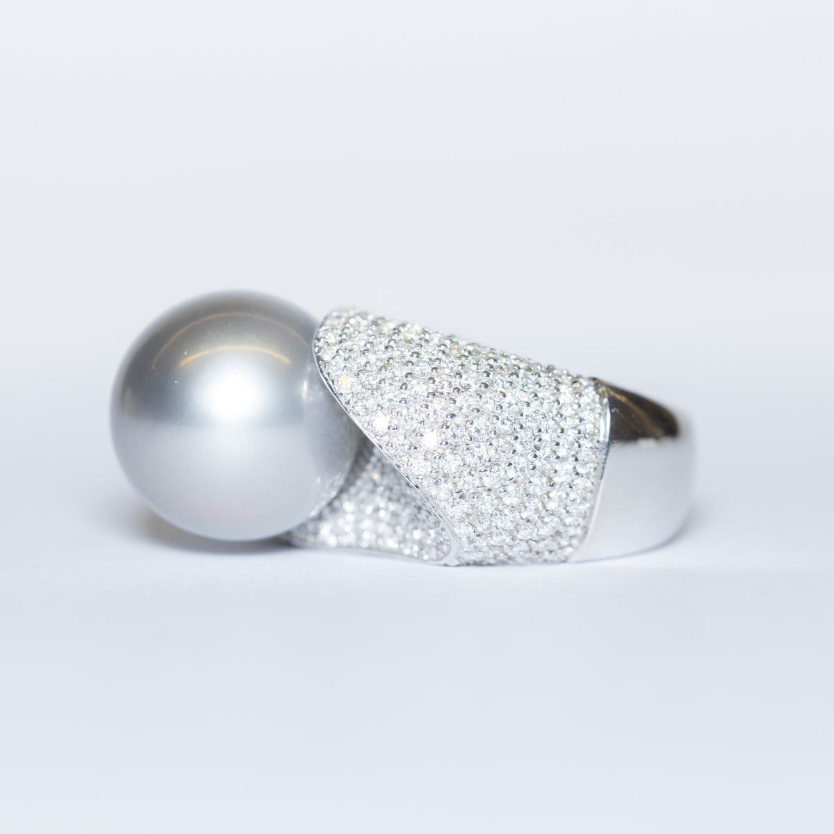 18kt White Gold Band Ring with Central Tahitian Pearl and Diamonds