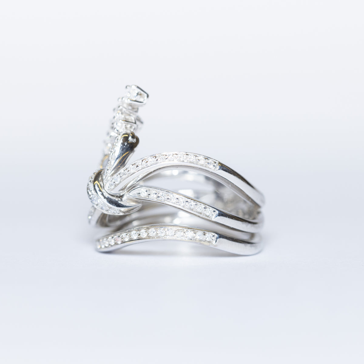 Luxury Band Ring in 18kt White Gold with Round Brilliant Cut Diamonds