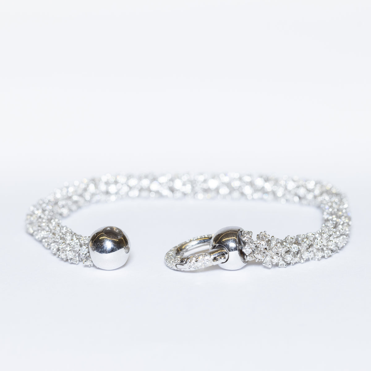 Luxury Bracelet in 18kt White Gold with 9kt Round Brilliant Cut Diamonds and White Gold Bracelet Clasp (Unique Creation)