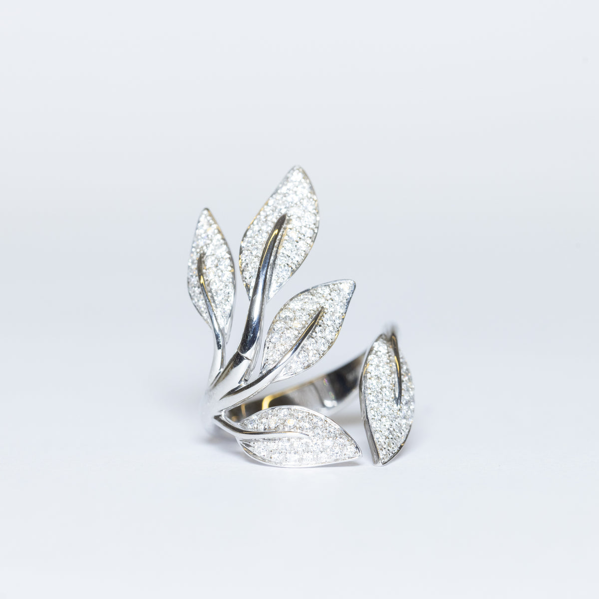 Anello Fantasia Foglia dorata in Oro Bianco 18kt in Diamanti Taglio Brillante