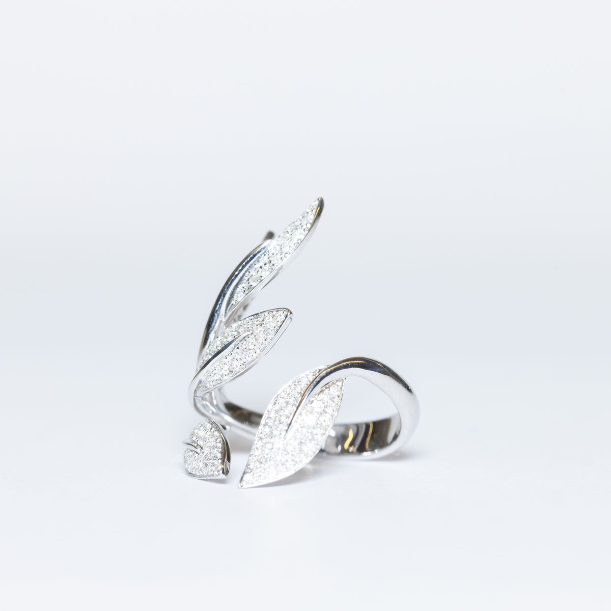 Anello Fantasia Foglia dorata in Oro Bianco 18kt in Diamanti Taglio Brillante