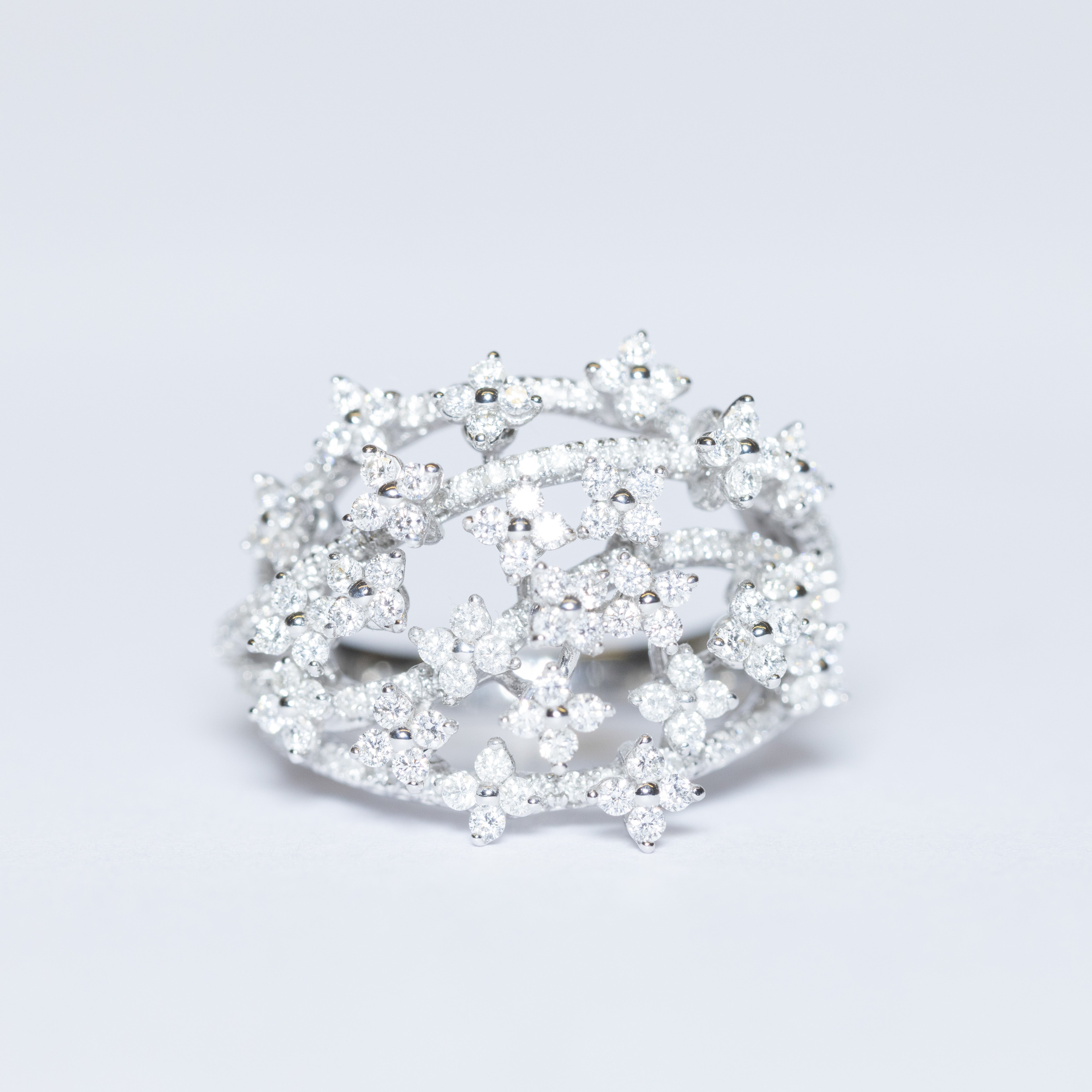 Anello da donna sottile e liscio con moissanite rettangolare da Anello da donna sottile e liscio con moissanite rettangolare da