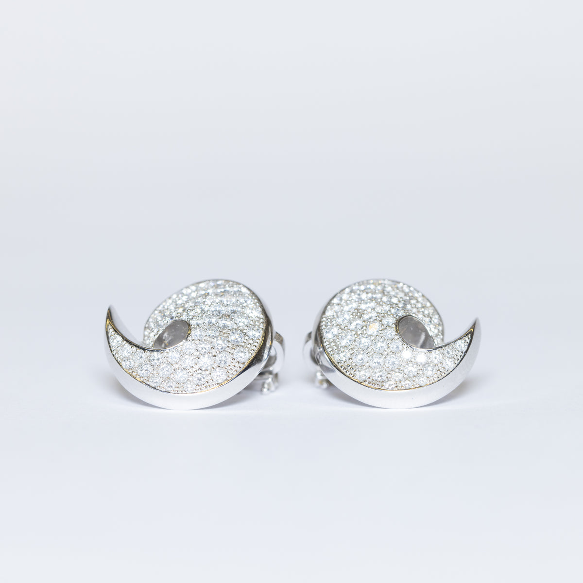 Luxury earrings in 18kt white gold studded with 2.34 kt diamonds