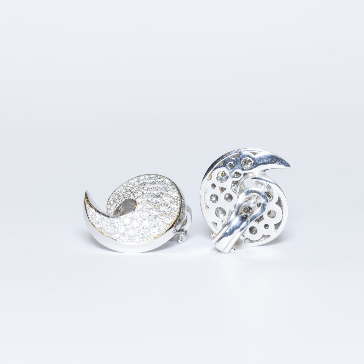 Luxury earrings in 18kt white gold studded with 2.34 kt diamonds