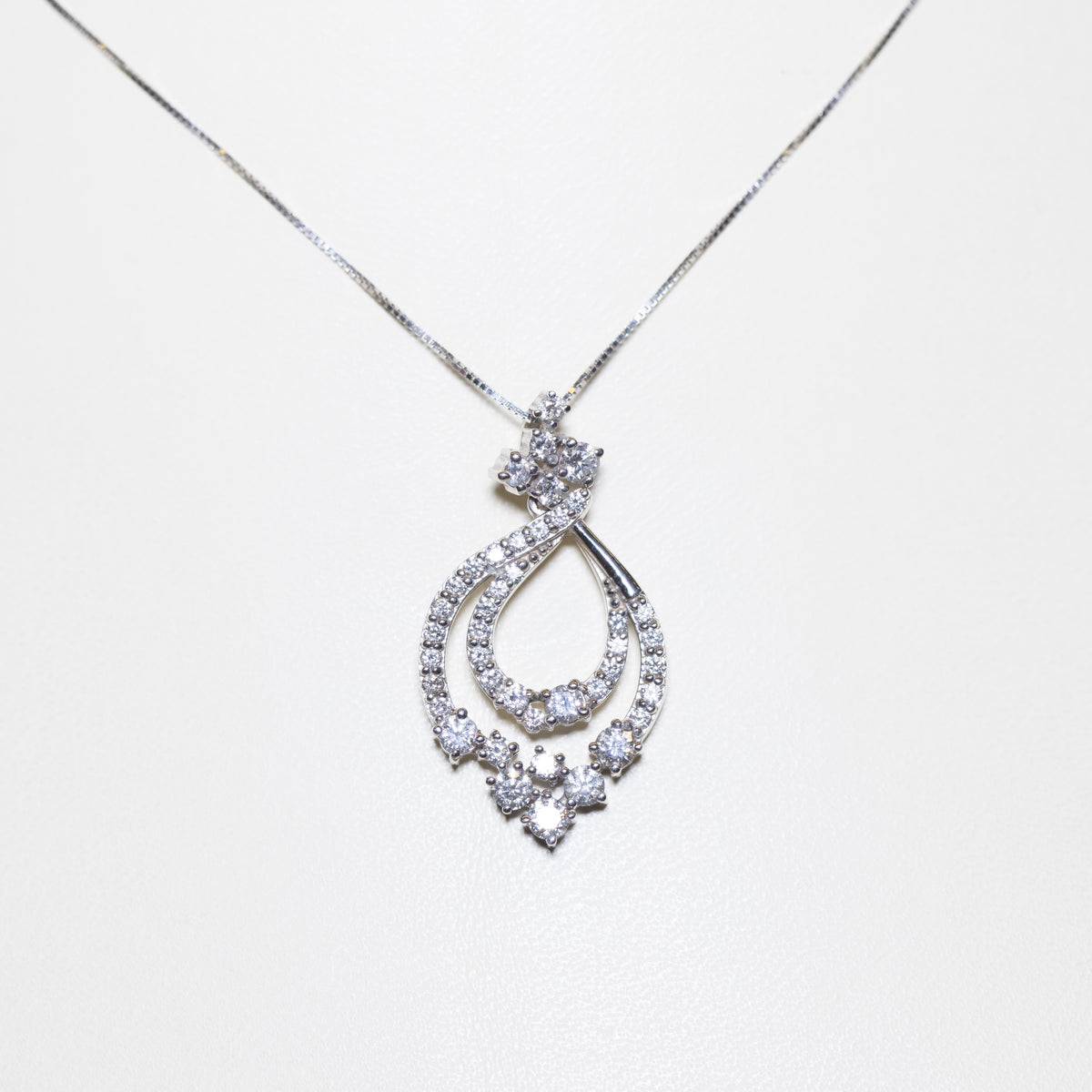 18kt White Gold Pendant Necklace with Round Brilliant Cut Diamonds