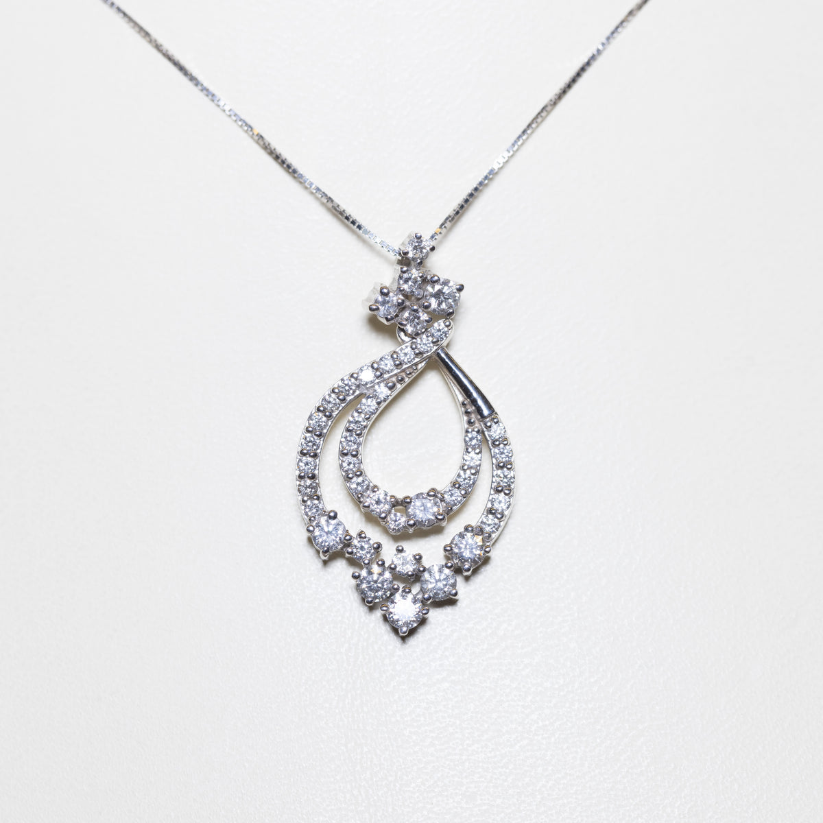 18kt White Gold Pendant Necklace with Round Brilliant Cut Diamonds