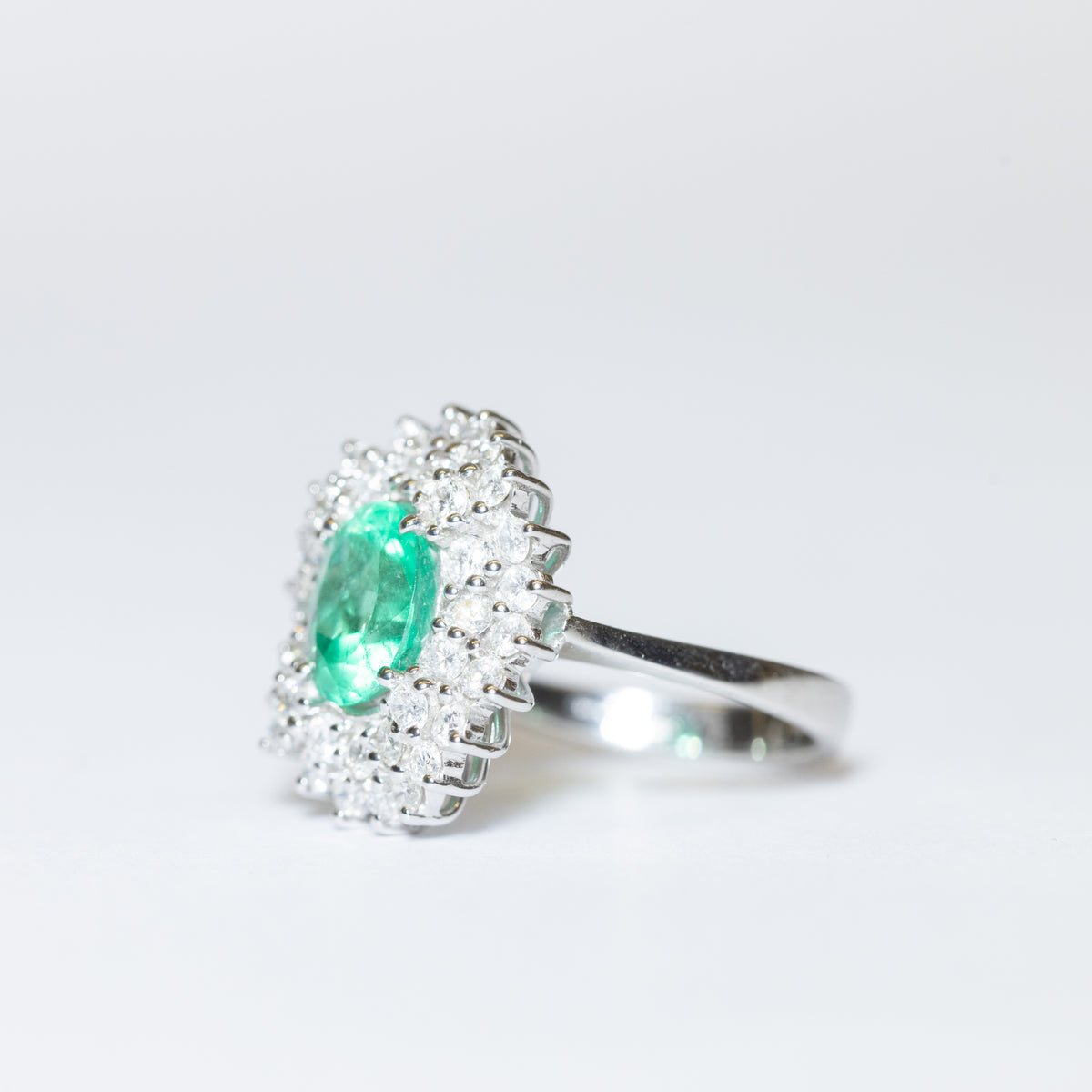 (Due Varianti) Anello in Oro Bianco 18KT con Smeraldo Centrale e Doppio Contorno di Diamanti