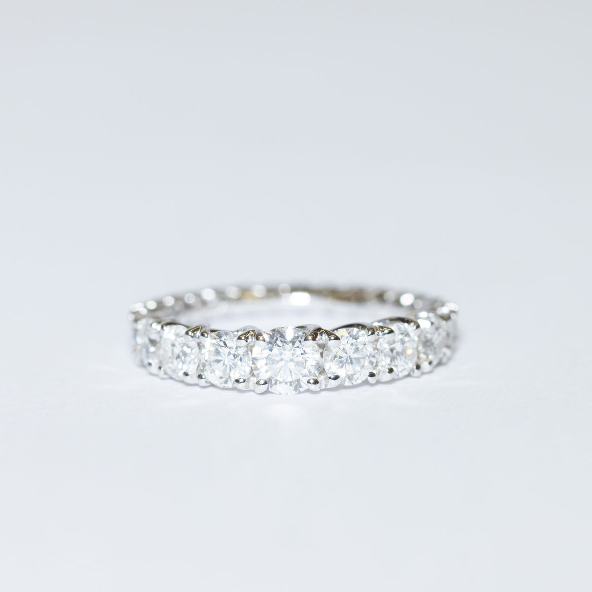 18KT White Gold Degradè Band Ring with Brilliant Cut Diamonds
