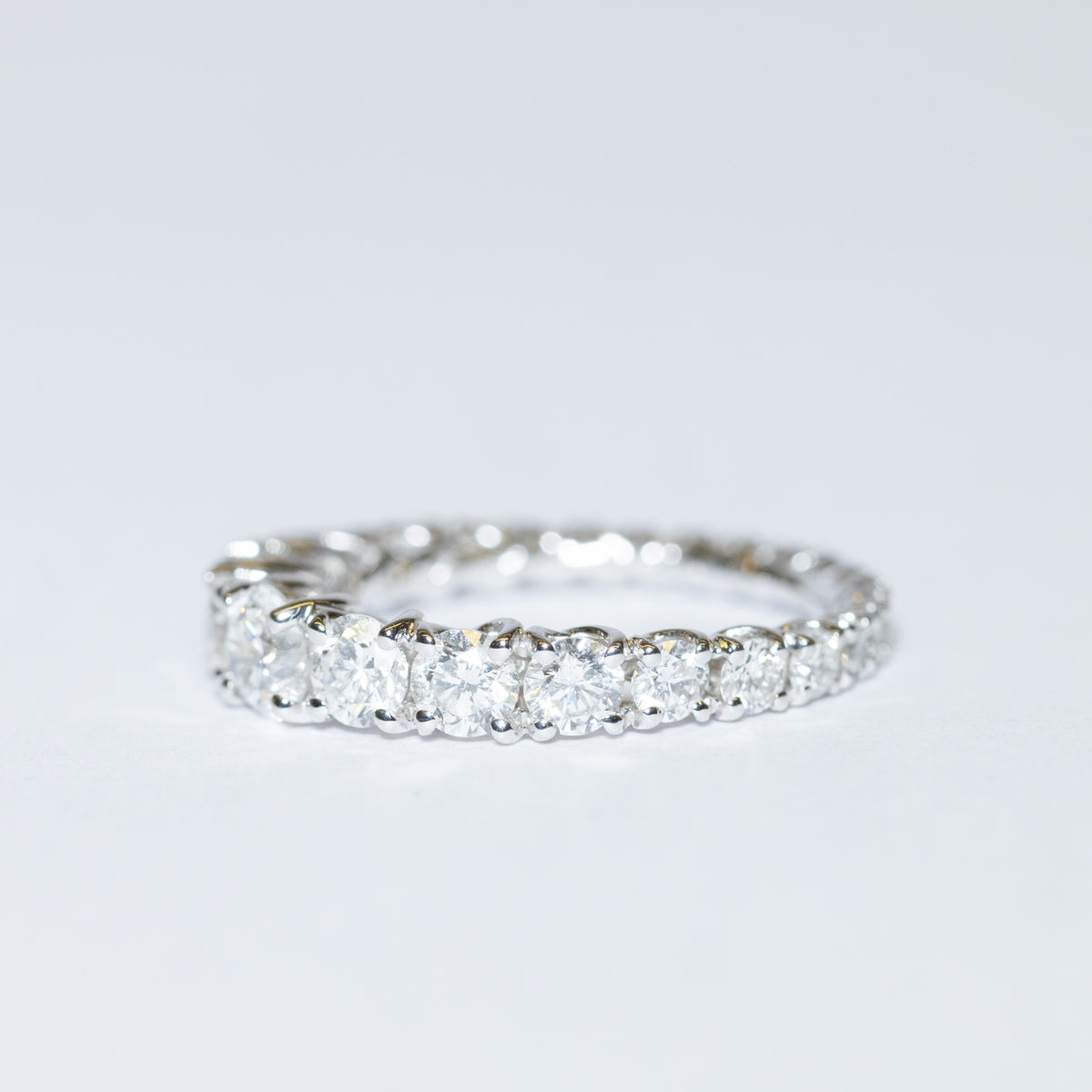 18KT White Gold Degradè Band Ring with Brilliant Cut Diamonds