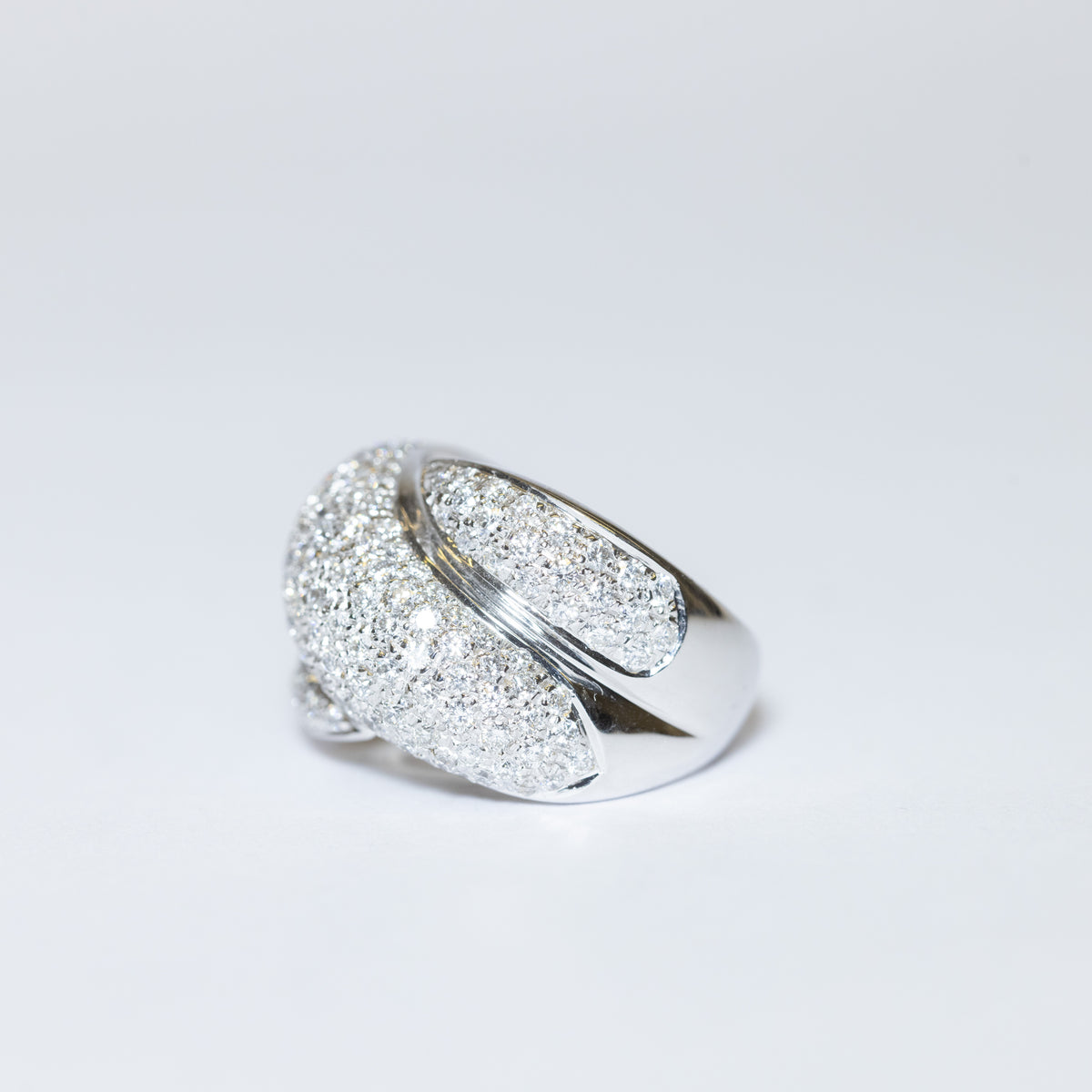 Anello Fascia Intreccio d'Amore in Oro Bianco 18KT con Diamanti Taglio Brillante