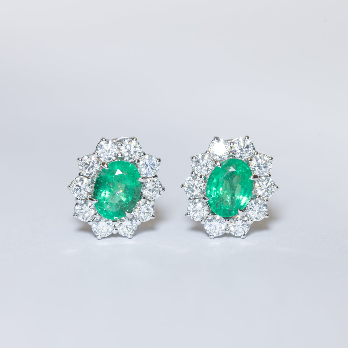 Orecchini in Oro Bianco 18KT con Smeraldi Taglio Ovale e contorni in Diamanti