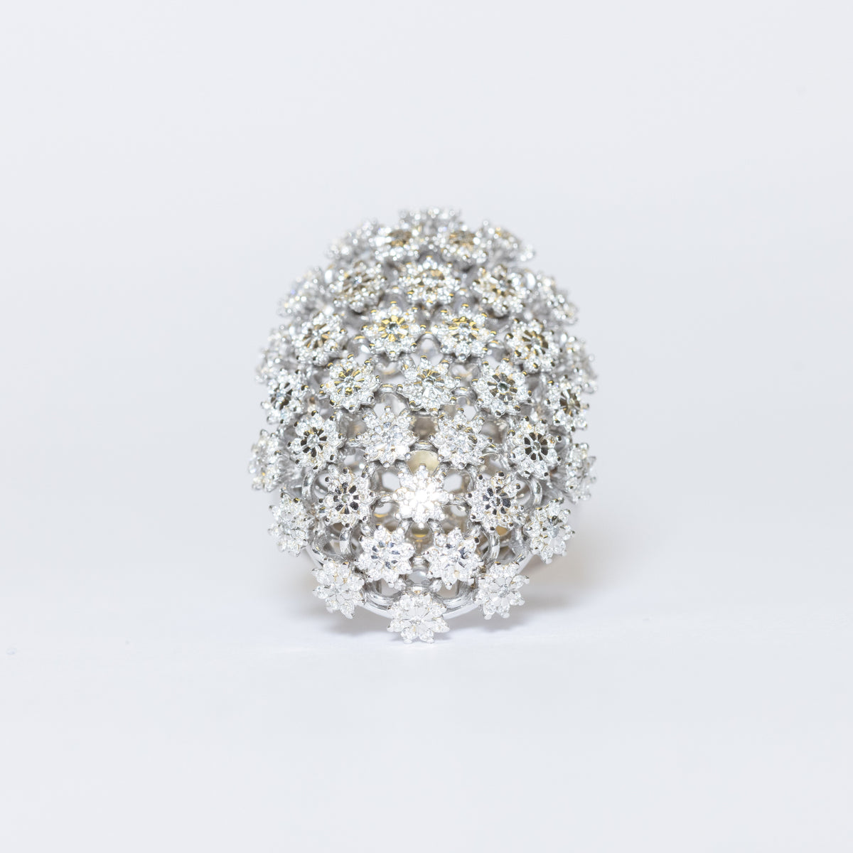 Anello Fascione in Oro Bianco 18 kt con trame a forma di Margherite in Diamanti Taglio Brillante