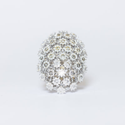 Anello Fascione in Oro Bianco 18 kt con trame a forma di Margherite in Diamanti Taglio Brillante