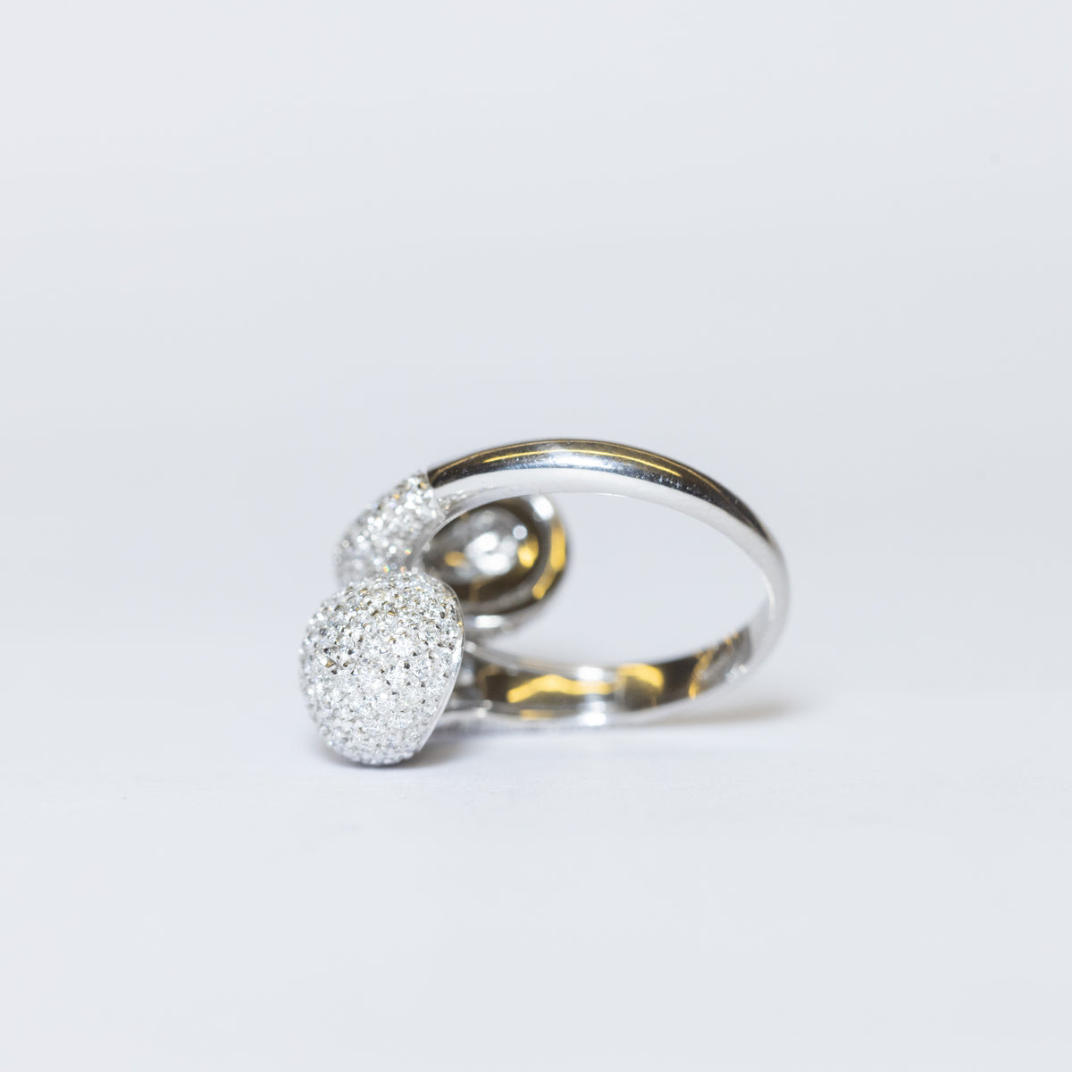 Contrariè Ring in 18kt White Gold and Diamonds