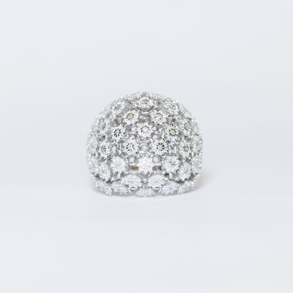 Anello Fascione Bombato in Oro Bianco 18 kt con Trame a Forma di Margherite in Diamanti Taglio Brillante