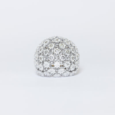 Anello Fascione Bombato in Oro Bianco 18 kt con Trame a Forma di Margherite in Diamanti Taglio Brillante