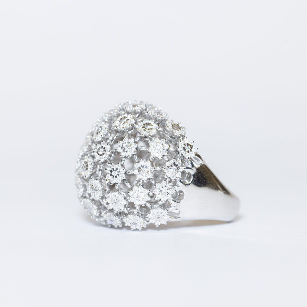 Anello Fascione Bombato in Oro Bianco 18 kt con Trame a Forma di Margherite in Diamanti Taglio Brillante