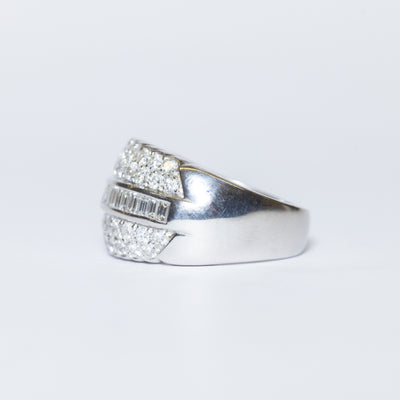 Anello Fascia in Oro Bianco 18KT con Diamanti centrali Taglio Baguette e Diamanti laterali Taglio Rotondo Brillante