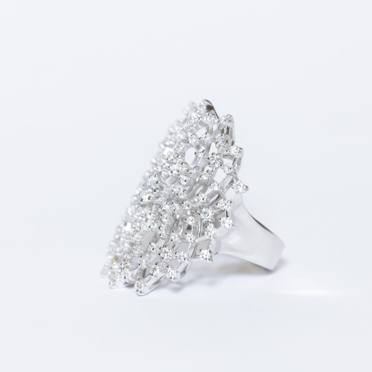 Aurora Comet Ring in 18 kt White Gold with 0.31 kt Central Diamond and 1.71 kt Diamonds