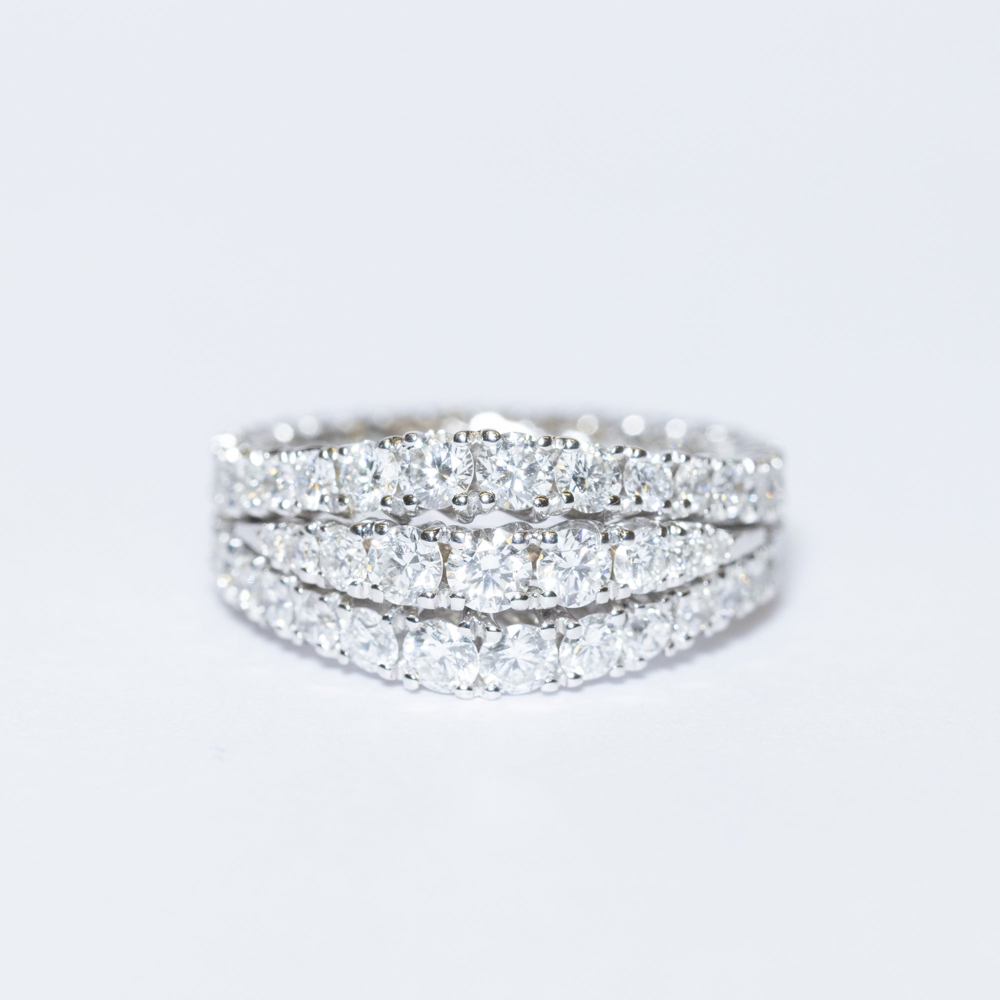 Anello Fascia in Oro Bianco 18KT con Tre Eternity in Diamanti taglio Rotondo Brillante