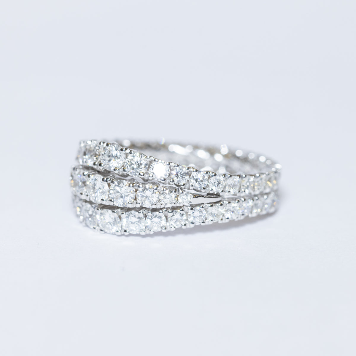 Anello Fascia in Oro Bianco 18KT con Tre Eternity in Diamanti taglio Rotondo Brillante