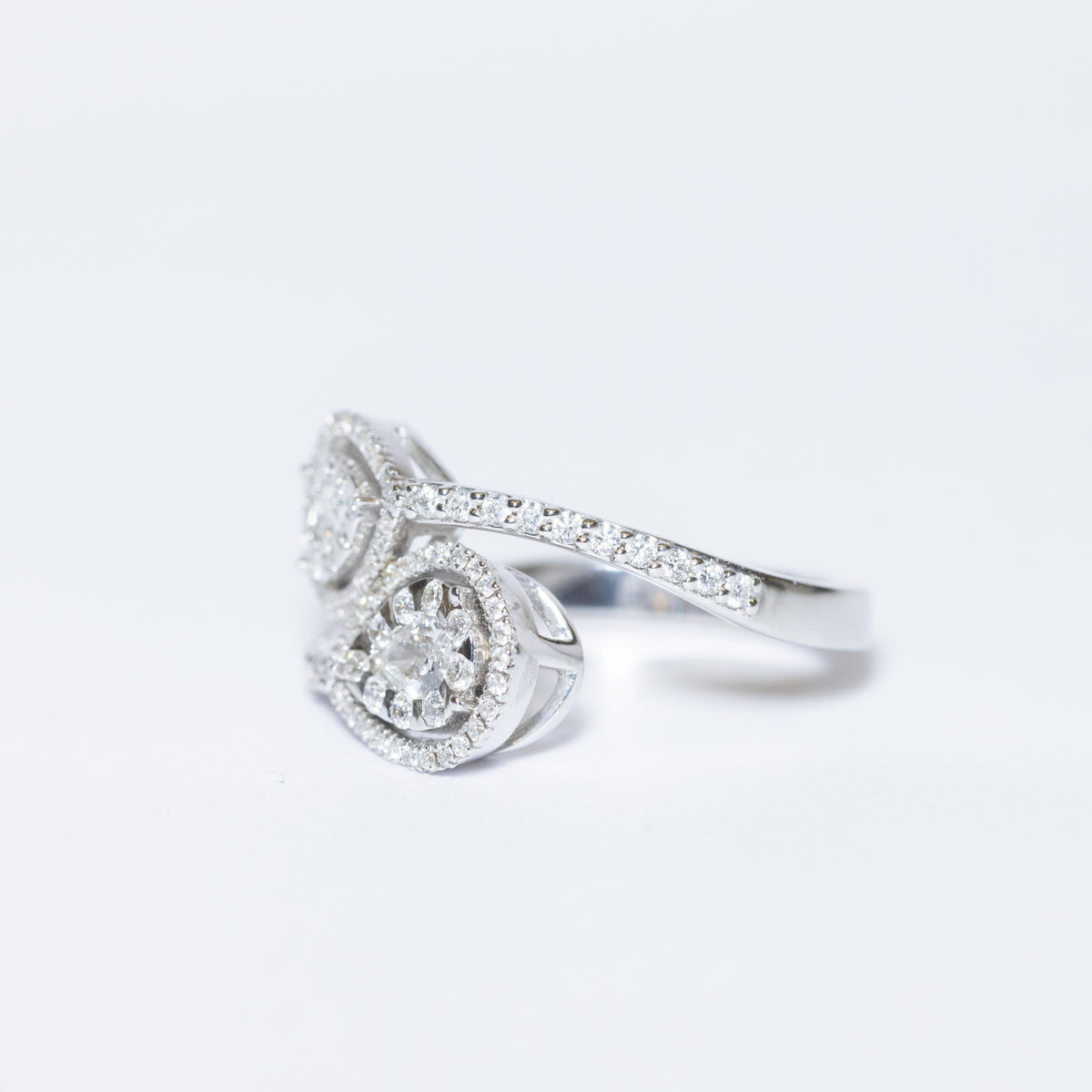 Anello Contrariè in Oro Bianco 18KT di Forma a Goccia con Diamanti Taglio Rotondo Brillante in Pavè