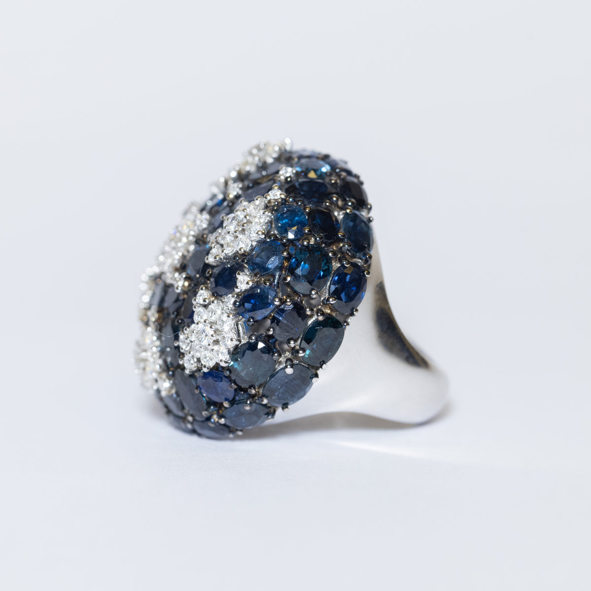 Anello Cielo Stellato in Oro Bianco 18 KT con Zaffiri Ceylon e Diamanti Taglio Brillante a Forma di Stelle