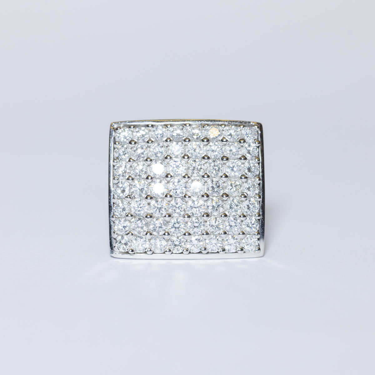 Anello Forma Quadrata in Oro Bianco 18KT con Diamanti Taglio Rotondo Brillante in superficie