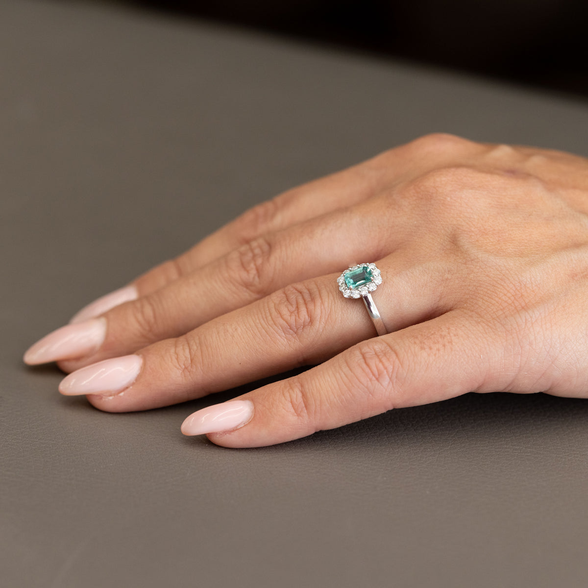 Anello in Oro Bianco 18KT con Smeraldo centrale Taglio Emerald e contorno in Diamanti