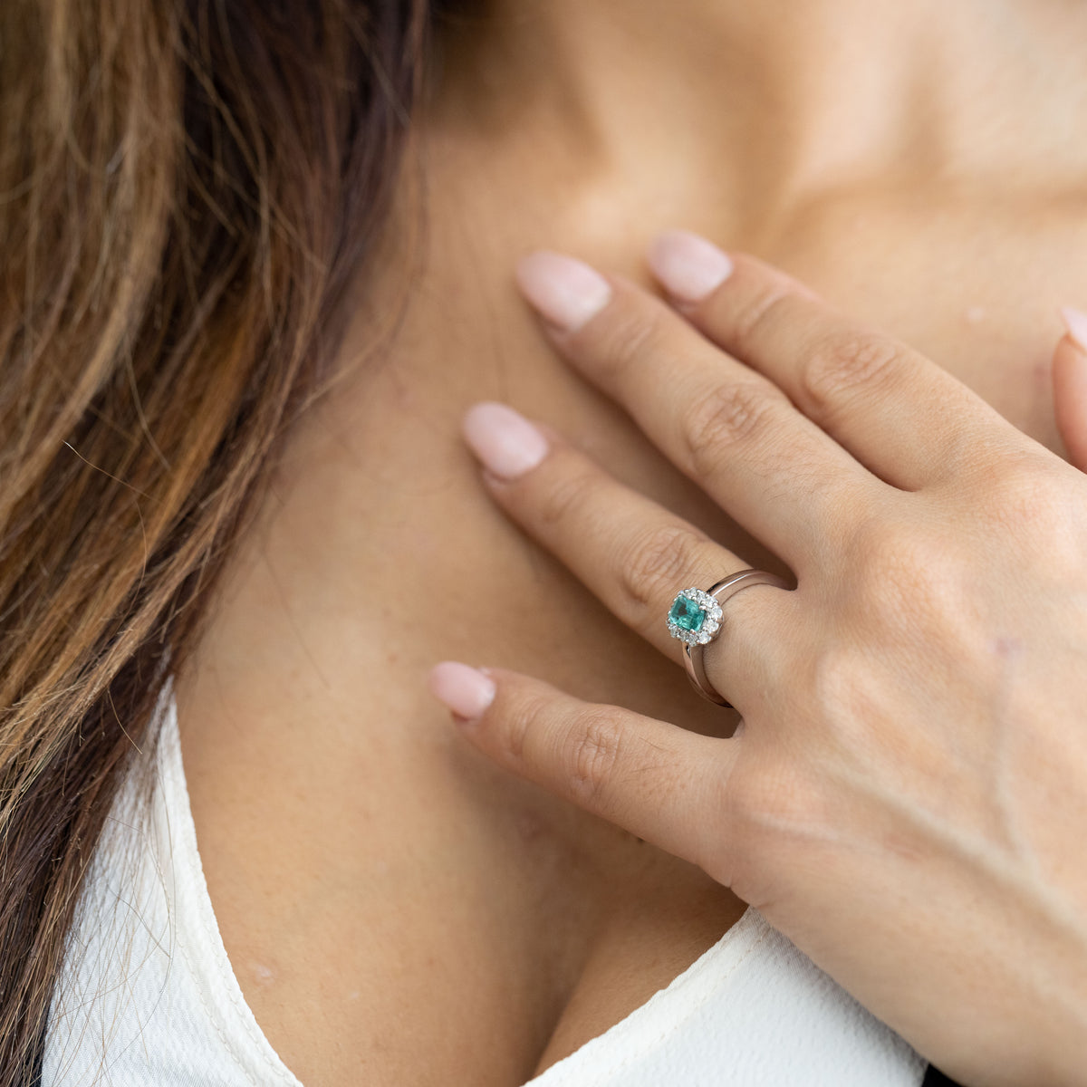 Anello in Oro Bianco 18KT con Smeraldo centrale Taglio Emerald e contorno in Diamanti